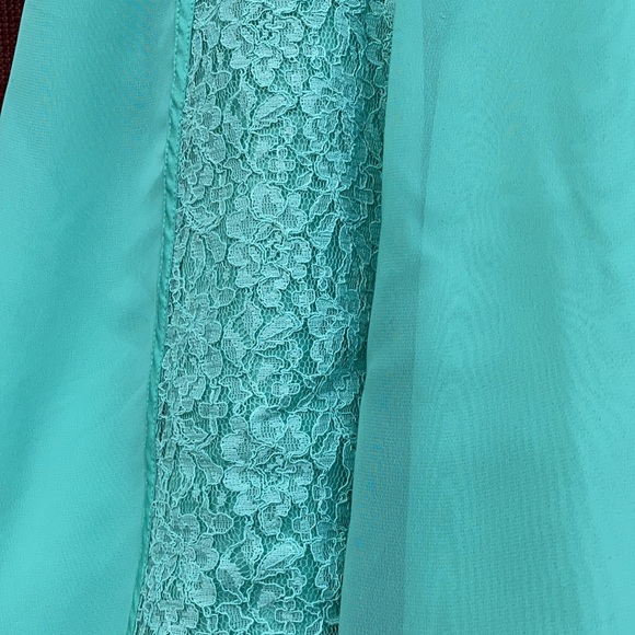 Mint green dress with lace details - Picture 3 of 5